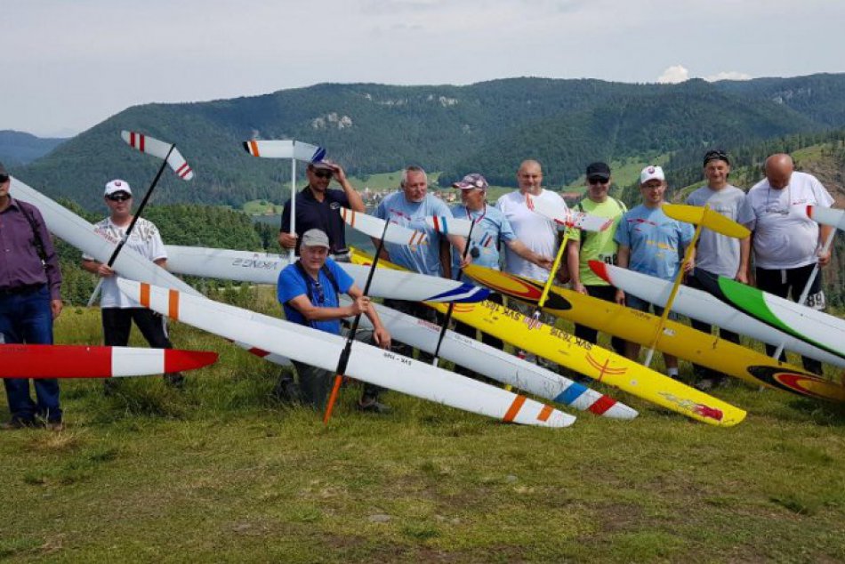 Obrazom: Súťaž leteckých modelov na Dobšinskom kopci