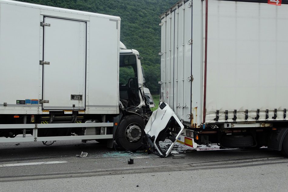Obrazom: Zrážka kamiónov a dodávky pri Rožňave