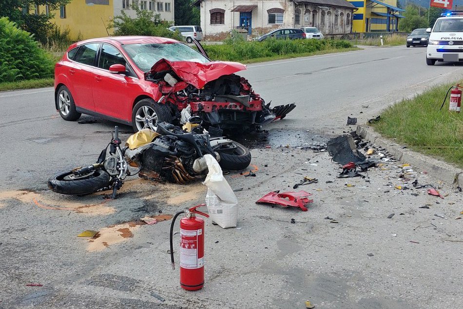 Obrazom: Vážna nehoda v Rožňave, motorka sa zrazila s autom