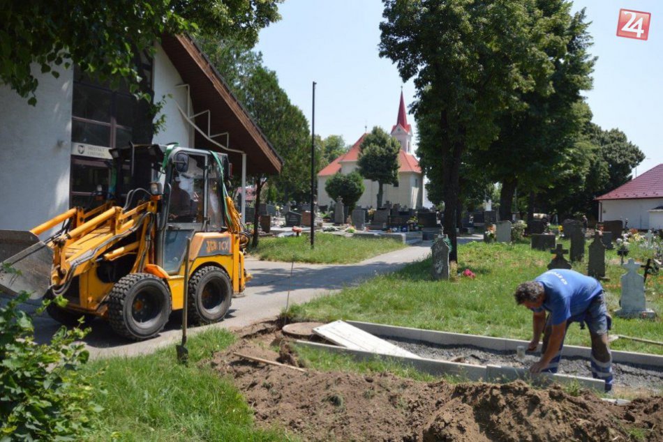 Šalianska radnica opäť buduje: Robia chodníky vo večianskom cintoríne,FOTO