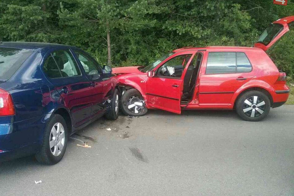 Čelná zrážka áut pri Považskej si vyžiadala zranenia: Zábery z nehody