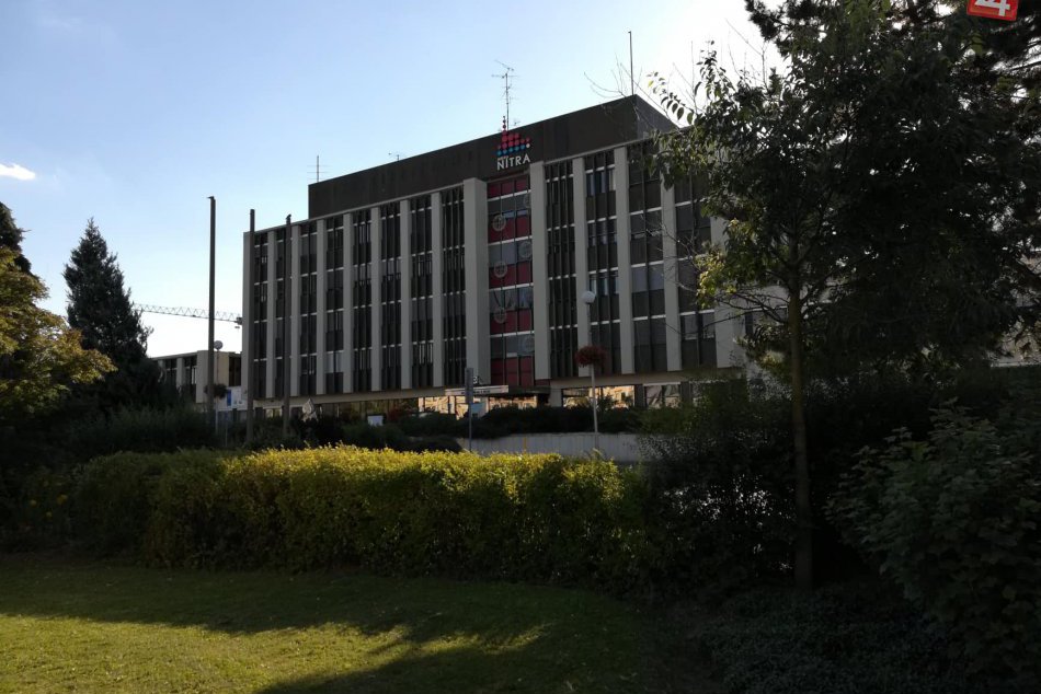 Mestský úrad v Nitre zdobí svetelné logo: Stálo vyše 12-tisíc eur, FOTO