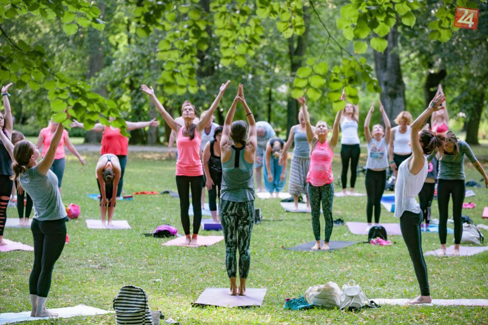 V OBRAZOCH: Mestský park ožíva hodinami letnej jogy