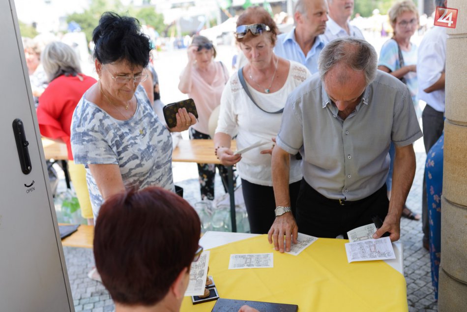 FOTO: V Nitre uviedli do života unikátnu poštovú známku vydanú s Vatikánom