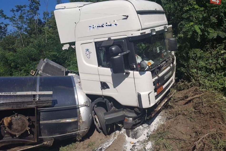 V OBRAZOCH: Kamión zablokoval cestu medzi Zvolenom a Krupinou