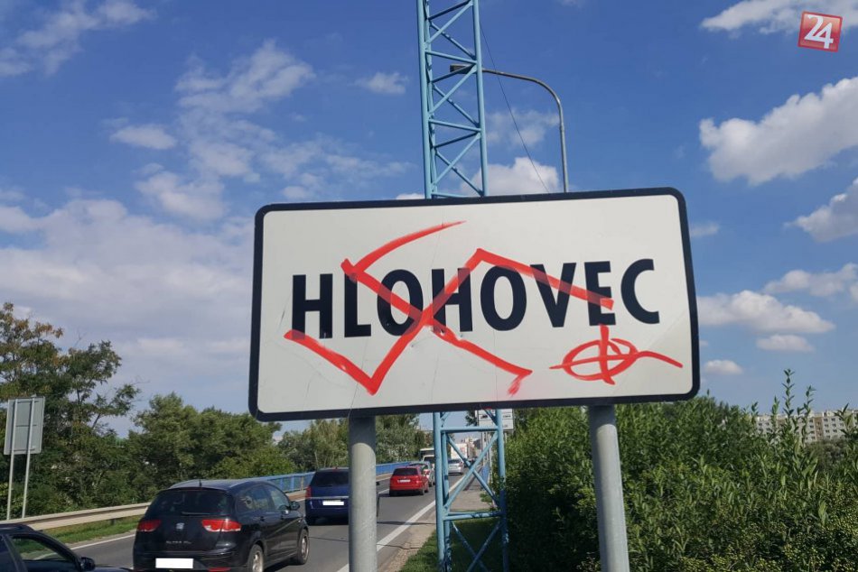 V Hlohovci vičíňali neznámi vandali: Mesto je poznačené hákovými krížmi
