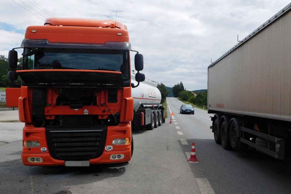 Obrazom: Dopravné obmedzenie pri Krásnohorskom Podhradí, kamión skončil v jarku