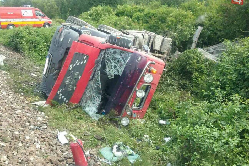 Nehoda vlaku a auta pri Zemianskych Kostoľanoch: Zábery priamo z miesta