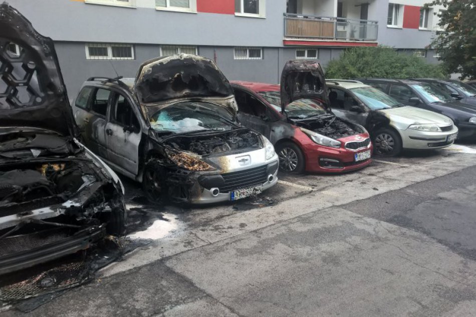 V OBRAZOCH: V Bystrici oheň zachvátil 5 áut