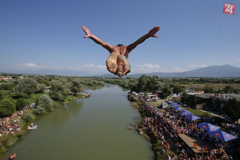Toto si žiada poriadnu dávku odvahy, tradičná súťaž v skoku z mosta
