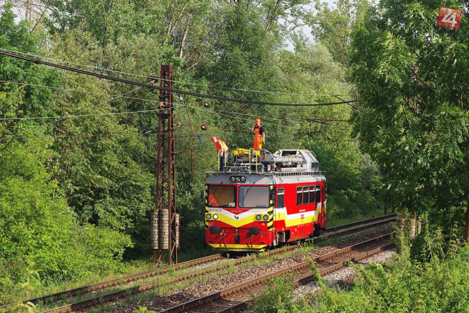 Pri Považskej na železničnú trať spadol strom: Pozrite zábery z miesta