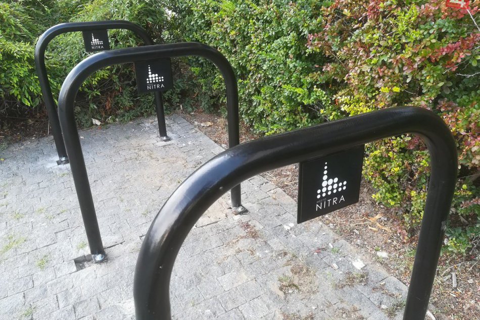 V Nitre pribúdajú nové stojany na bicykle: Mesto začalo s ich osádzaním, FOTO