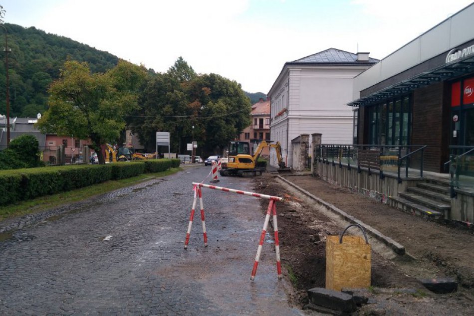 V Kremnici opravujú cesty a chodníky na Zechenterovej ulici: Zábery z miesta