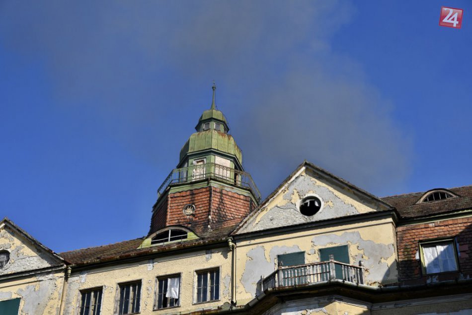 FOTO: Hasiči zasahovali v Piešťanoch pri požiari bývalého hotela