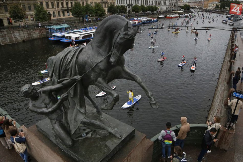 KURIOZITA DŇA: Rieku v Petrohrade zaplnili stovky surferov