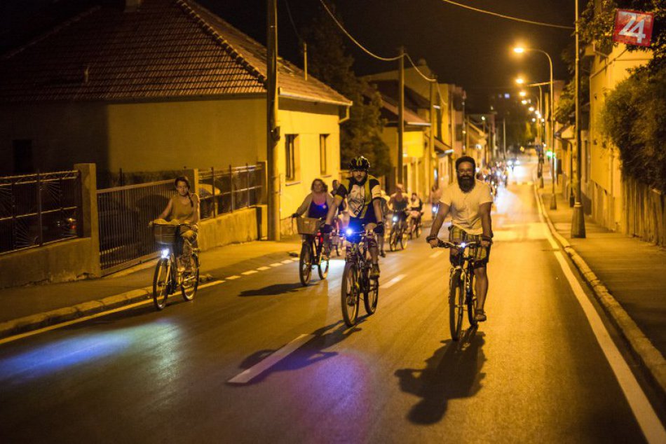 1. nočnej cyklojazdy v Nových Zámkoch sa zúčastnilo vyše 100 cyklistov