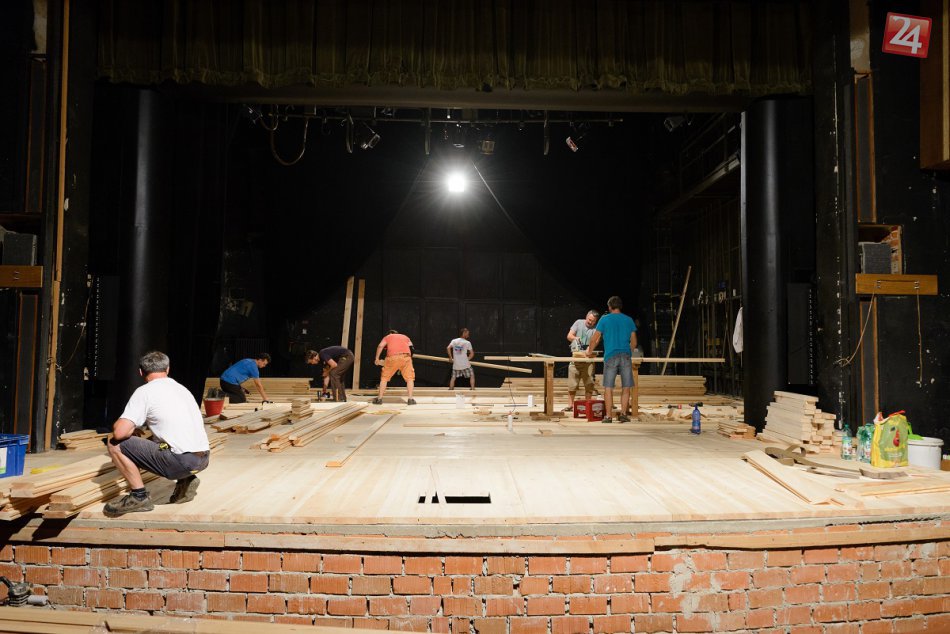 FOTO: Staré divadlo bude mať nové javisko. Pôvodné divadelné dosky darujú hercom