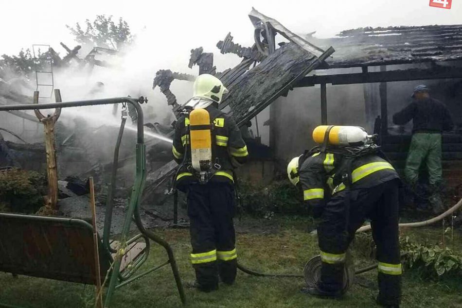 Prístavba rodinného domu v plameňoch: Na mieste zasahuje 25 hasičov, FOTO