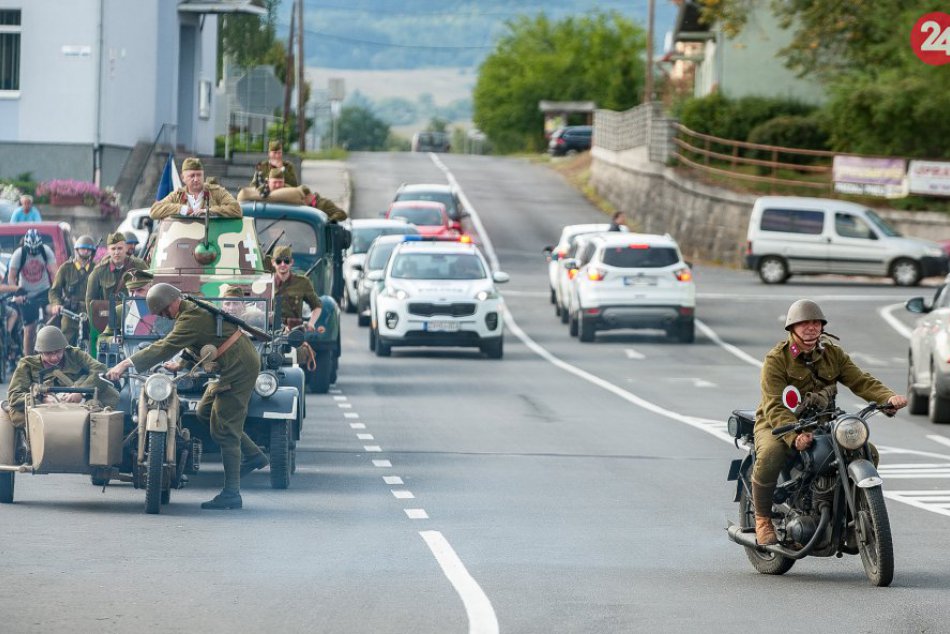 V OBRAZOCH: Jazda dobovej cyklistickej eskadróny zo Zvolena do Bystrice