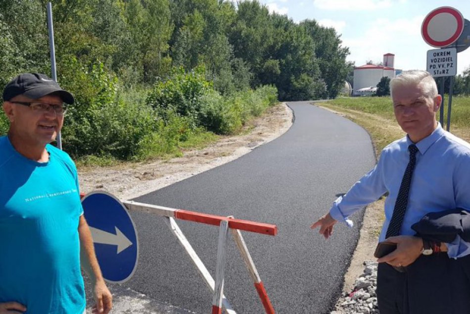 Nový asfaltový povrch na protipovodňovej hrádzi Petržalka - Čunovo
