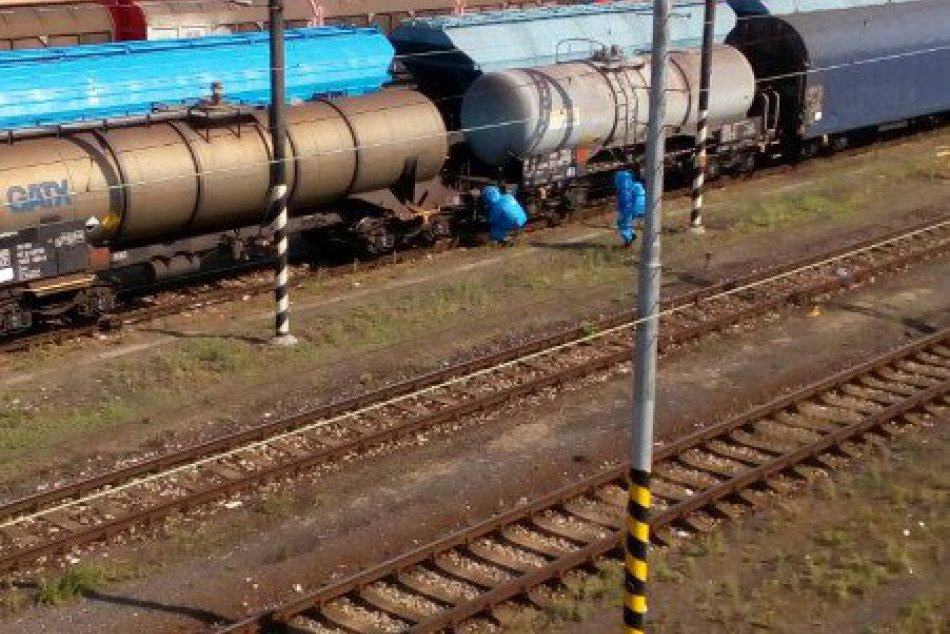 V Štúrove zasahujú hasiči: Zo železničného vagóna unikla kyselina