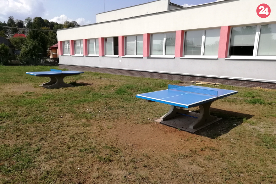 Na ZŠ Kudlovská v Humennom pribudla novinka: Outdoorové stolnotenisové stoly
