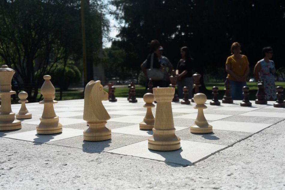 Hravo v považskobystrických parkoch: Na týchto miestach pribudli šachové stoly