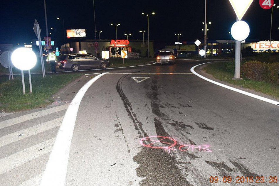 Dopravná nehoda v blízkosti kruhového objazdu pri OC v Trenčíne