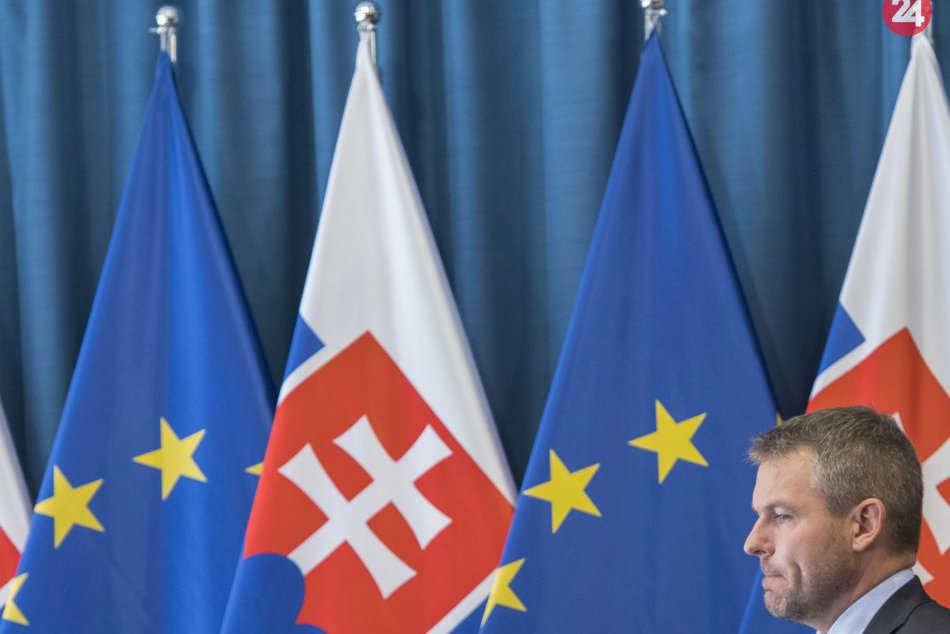 V OBRAZOCH: Pellegrini počas brífingu s novinármi po rokovaní vlády SR