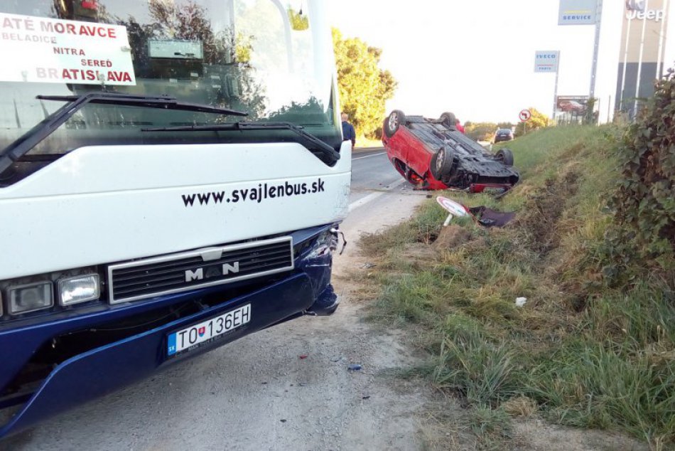 FOTO: Pred Nitrou havaroval autobus: Narazil do auta, jeho vodička skončila v ne