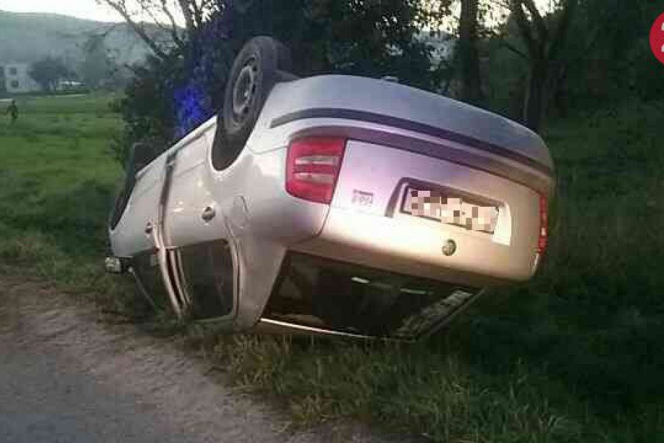 Nehoda v Hatnom: Auto skončilo mimo cesty na streche