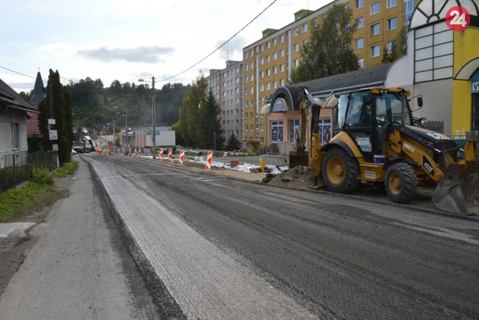 V OBRAZOCH: Asfaltovanie cesty na Povstaleckej ulici