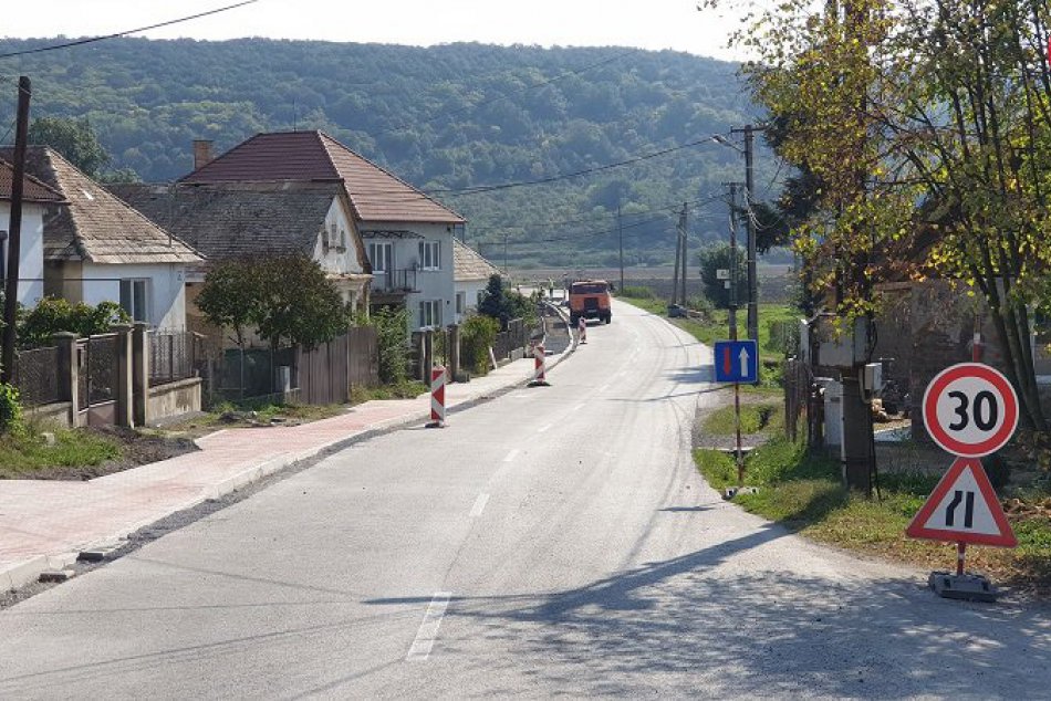 Chodník v obci Veľké Dravce