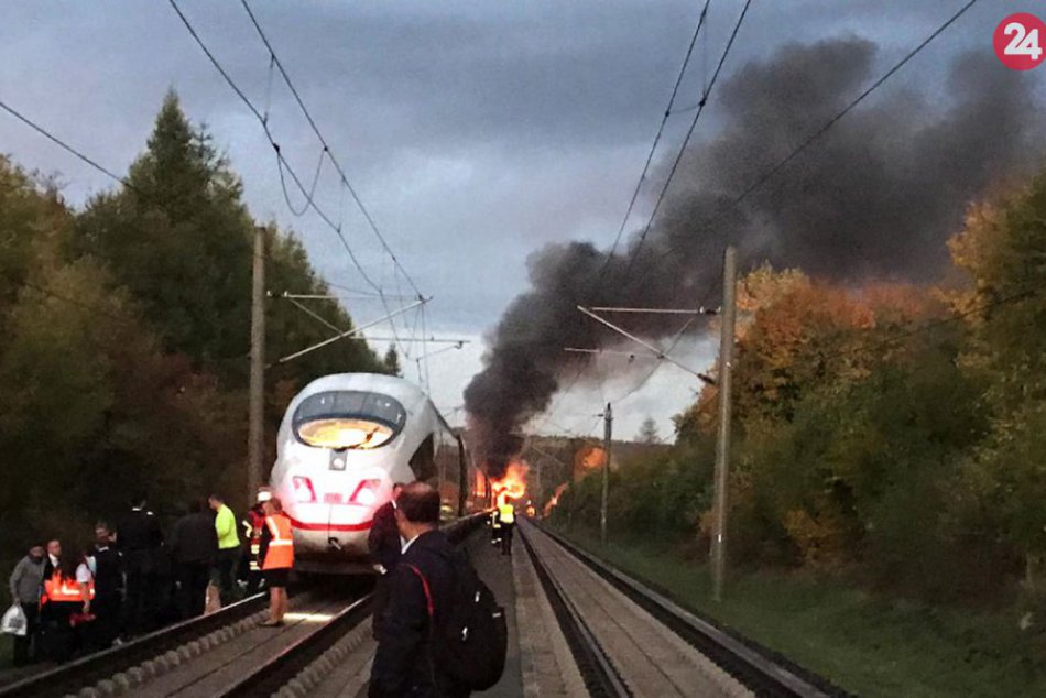 V Nemecku začal horieť vlak: Pasažierov museli evakuovať