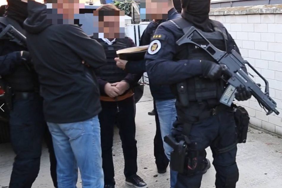 Polícia v akcii: Kukláči majú vykonávať domové prehliadky u Mariana Kočnera