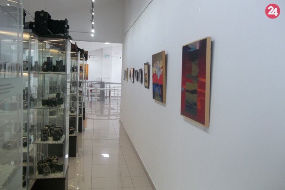 FOTO, Príďte sa pozrieť na nevšedné diela: V šalianskej galérii vystavujú učitel