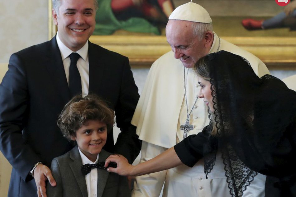 Pápež František dostal futbalový dres