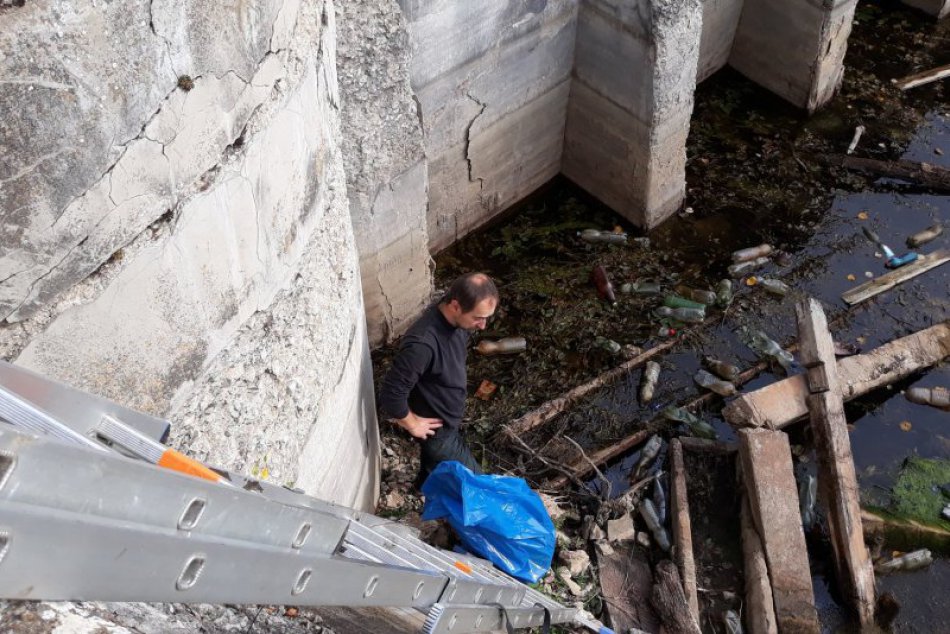 Obrazom: V Serényiho cisterne sa vyzbieralo 5 vriec odpadu