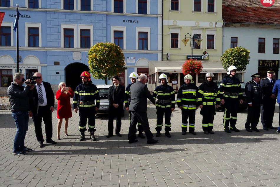 Obrazom: Rožňavskí dobrovoľní hasiči si prevzali novú techniku