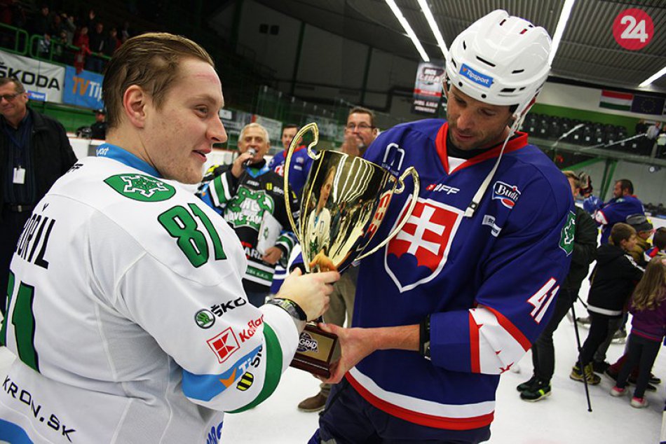 Hráči MHC Nové Zámky si prebrali trofej za Vyšehradský pohár