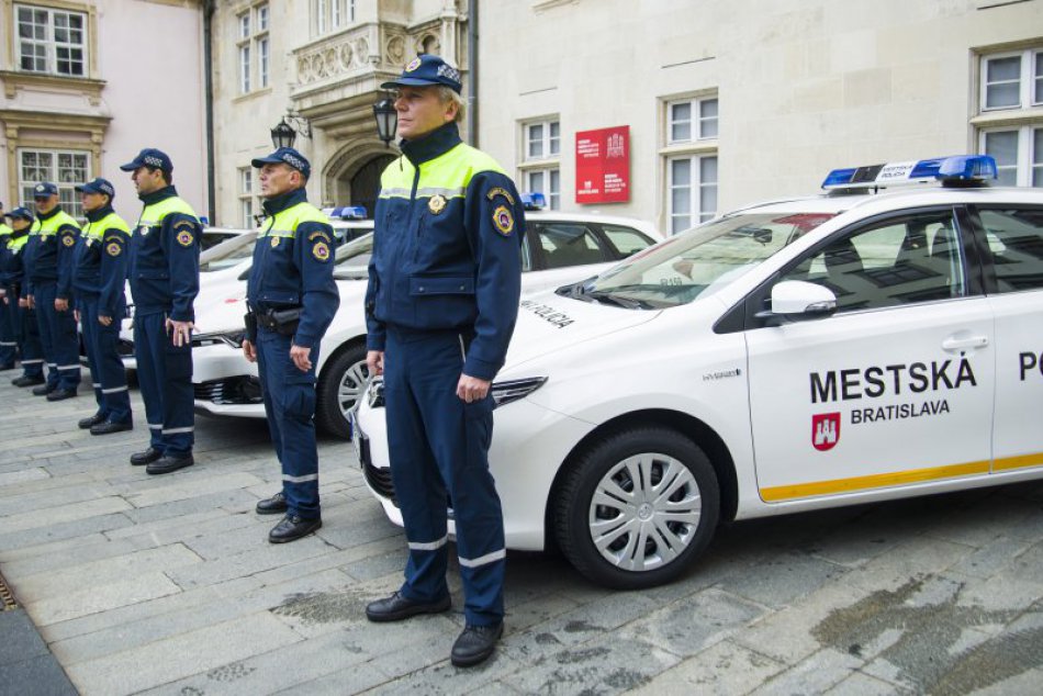 Mestskí policajti sa budú voziť na nových vozidlách na hybridný pohon