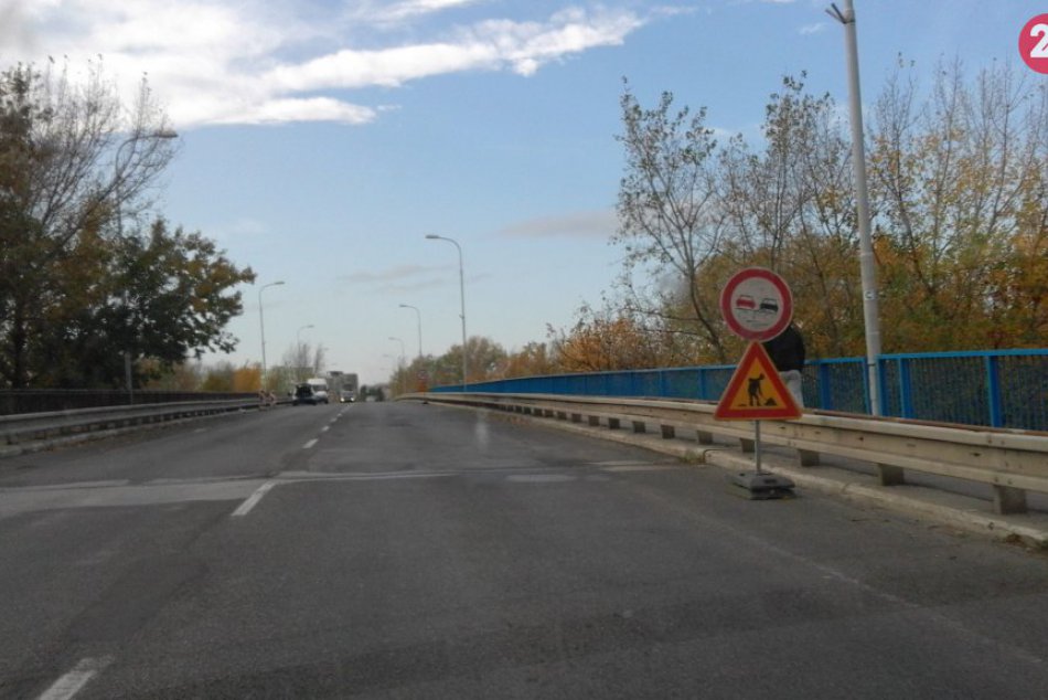 Cestári v Šali opravujú zábradlie: Dokončiť by ho mali v novembri, FOTO