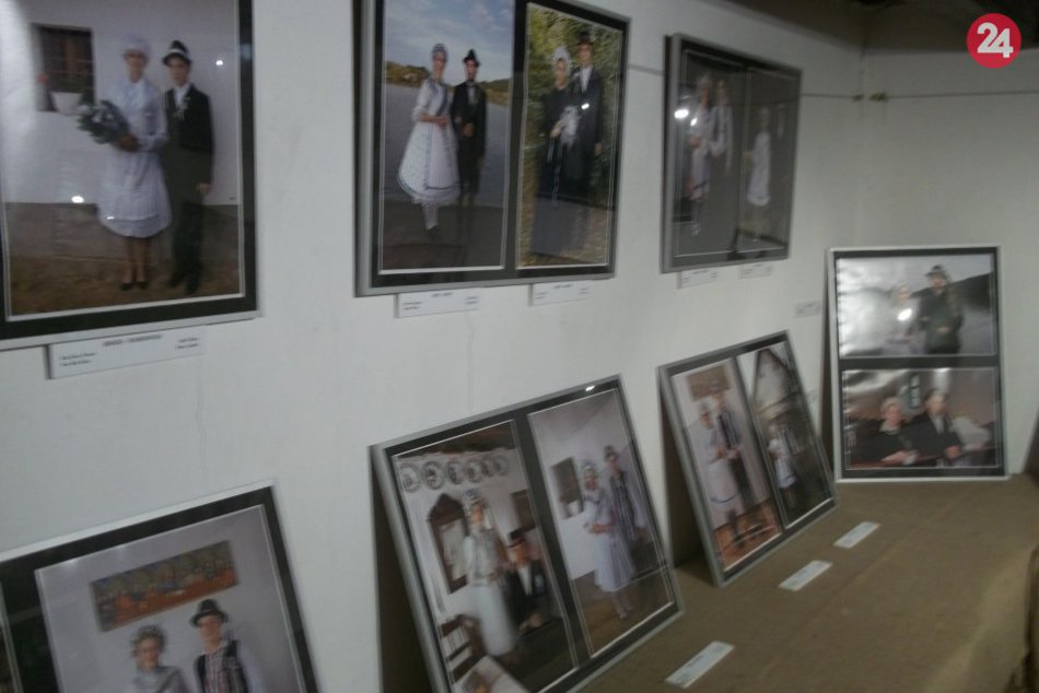 FOTO, V šalianskom domčeku uvidíte novú výstavu: Svadobné kroje na fotografiách