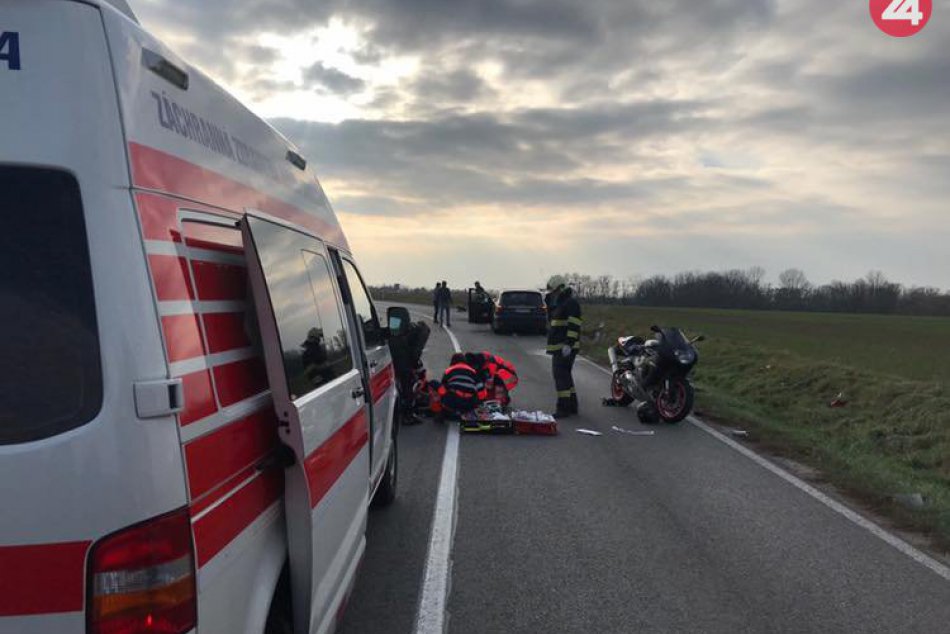 V okrese Topoľčany havaroval motorkár: Do nemocnice ho previezli vrtuľníkom