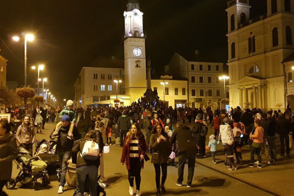 V OBRAZOCH: Lampiónový sprievod prilákal do bystrických ulíc tisícku ľudí