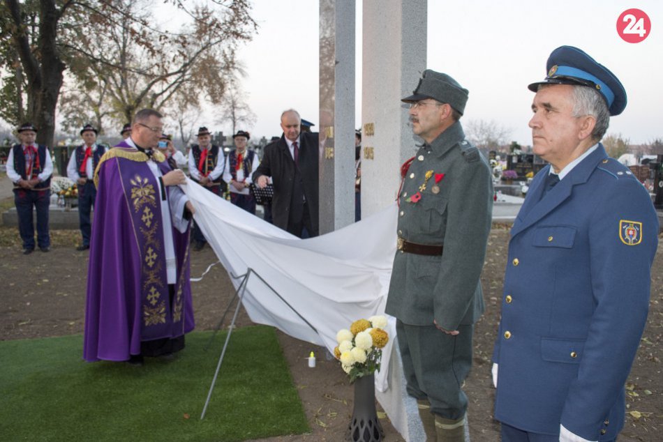 Odhalenie nového pamätníka v Močenku: Uctili si pri ňom obete vojen, FOTO