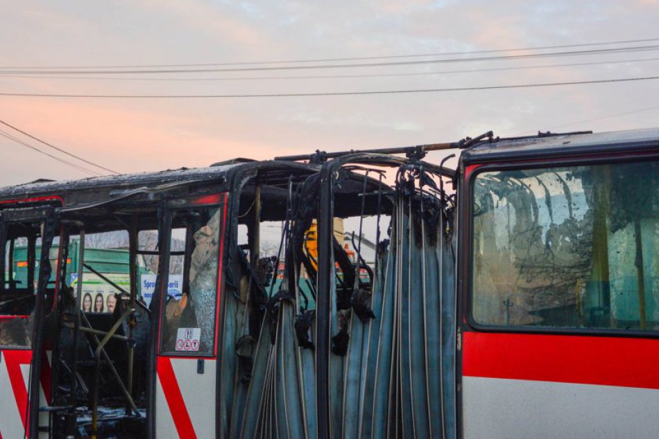 FOTOGRAFIE z miesta: Vo Veľkom Šariši zachvátil autobus MHD požiar