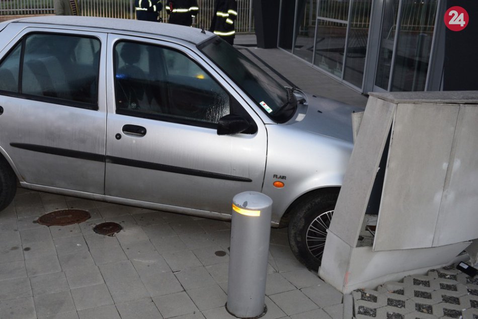 FOTKY z miesta: Vodič Fordu narazil v Humennom do skrine elektrického rozvádzača
