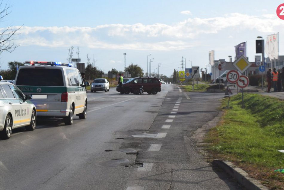 OBRAZOM: Dopravná nehoda od ulice Zlievarenskej na Bratislavskú