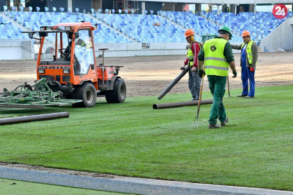 Ukladanie trávnika na Národný futbalový štadión